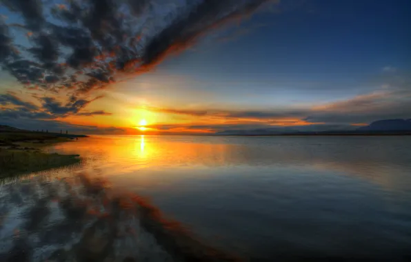 Картинка небо, вода, солнце, облака, закат, озеро, отражение, река, берег, горизонт