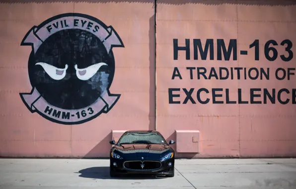Картинка стена, чёрный, надпись, Maserati, тень, black, мазерати, передок, MC Stradale, Granturismo, грантуризмо, битонные плиты