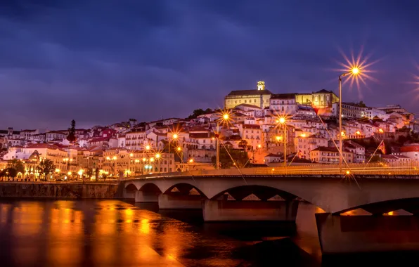 Картинка небо, ночь, мост, город, огни, река, здания, дома, освещение, фонари, Португалия, фиолетовое, Portugal, Coimbra, Коимбра