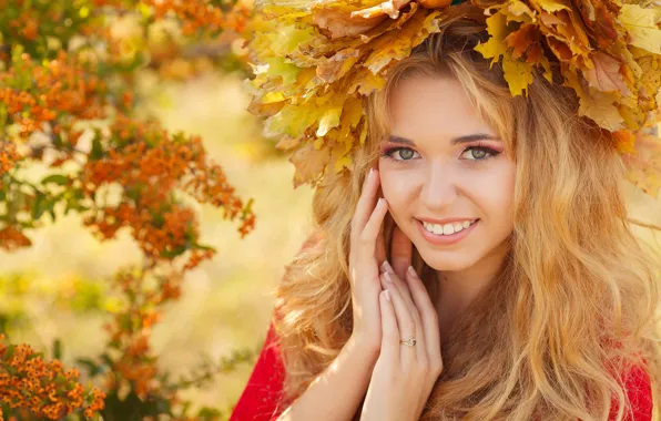 Картинка осень, взгляд, листья, девушка, улыбка, макияж, блондинка, венок