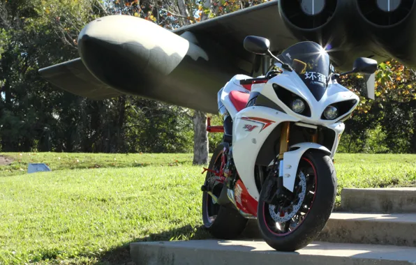 Картинка самолет, крыло, мотоцикл, white, yamaha, bike, ямаха, yzf-r1