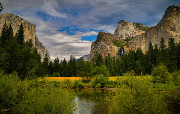 Картинка лес, небо, облака, деревья, горы, камни, скалы, водопад, Калифорния, США, речка, кусты, Национальный парк Йосемити, …