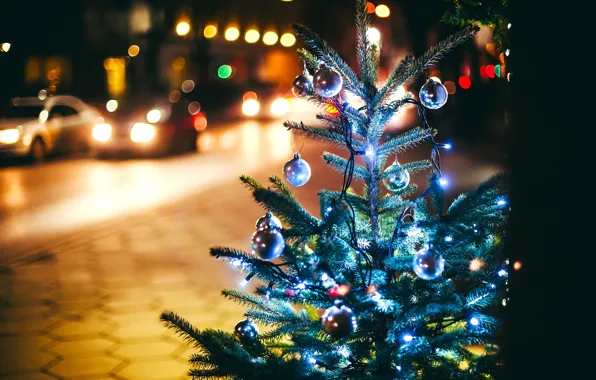 Картинка зима, дорога, шарики, машины, ночь, ветки, город, огни, улица, игрушки, елка, ель, Новый Год, Рождество, …
