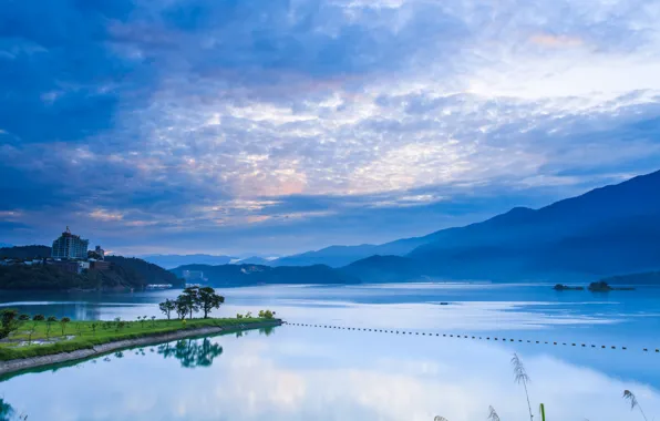 Картинка небо, облака, деревья, горы, природа, озеро, отражение, рассвет, голубое, берег, утро, Китай, Тайвань, КНР, Наньтоу