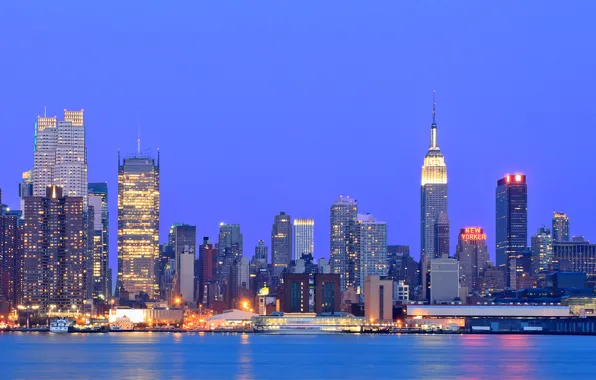 Картинка небо, огни, река, здания, Нью-Йорк, небоскребы, вечер, подсветка, USA, США, синее, мегаполис, New York
