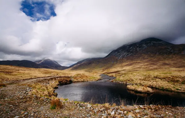 Картинка трава, облака, горы, озеро, камни, Шотландия