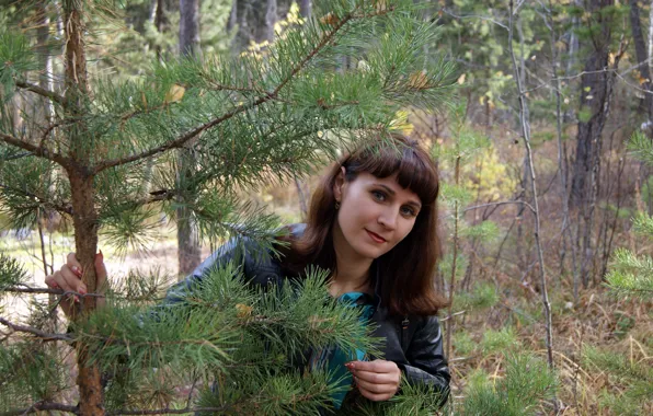 Картинка девушка, брюнетка, в лесу, выглядывает из-за сосенки