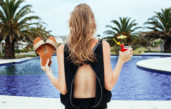 Картинка girl, pool, hotel, hair, palm trees, drink, back, vacation, sandals