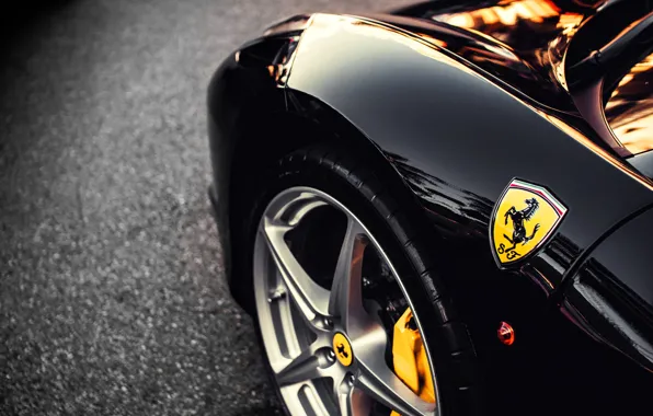 Картинка асфальт, значок, крыло, чёрная, Ferrari, диск, феррари, black, суппорт, шина, шильдик