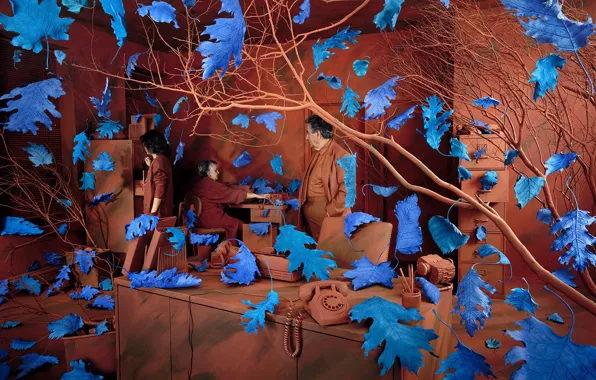 Картинка Sandy Skoglund, навязчивые идеи, синие листья, коричневая комната
