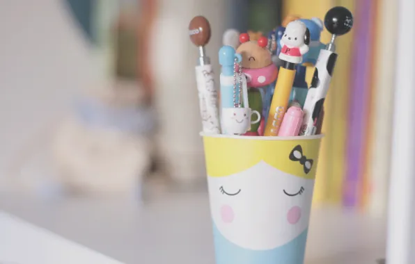 Картинка фон, настроения, размытие, карандаши, мишка, кружка, чашка, ручки, собачка, брелок, широкоформатные обои, обои на рабочий …