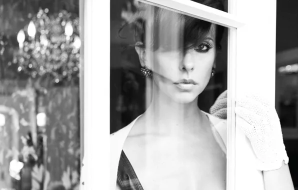 Картинка взгляд, отражение, черно-белая, руки, актриса, окно, прическа, перчатки, Jennifer Love Hewitt, Дженнифер Лав Хьюитт