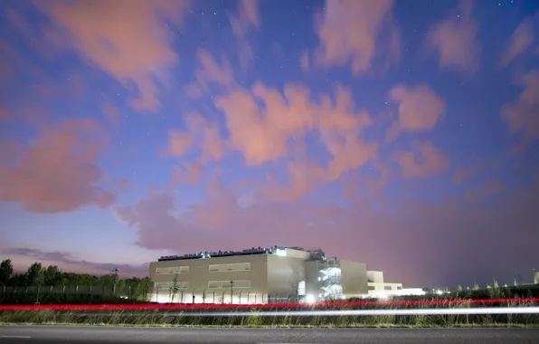 Картинка небо, звезды, облака, свет, ночь, здание, сооружение, фонари, Germany, data center, Biere