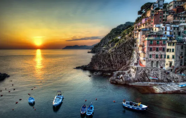 Картинка море, солнце, закат, скалы, дома, лодки, Italy, Riomaggiore