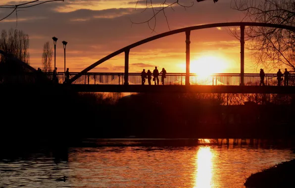 Картинка солнце, закат, мост, люди, речка