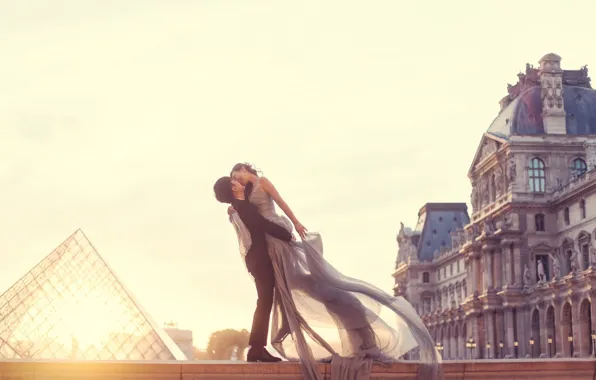 Картинка любовь, женщина, здания, париж, поцелуй, платье, пара, мужчина, влюбленные, двое