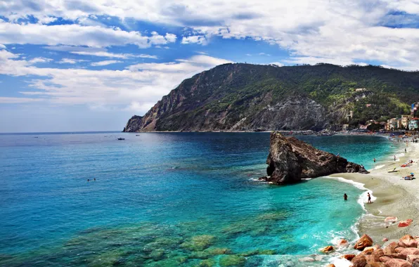 Картинка море, пляж, горы, камни, скалы, побережье, Италия, Liguria