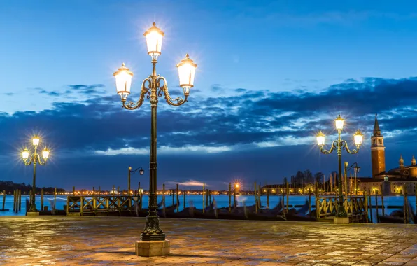 Картинка тучи, пристань, вечер, освещение, площадь, фонари, Италия, Венеция, Italy, гондолы, Venice