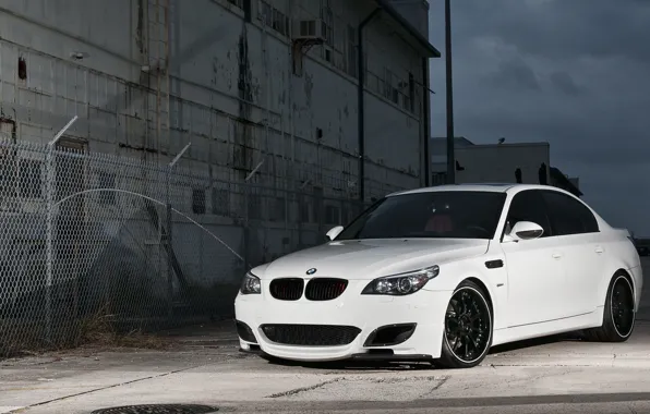 Картинка белый, забор, бмв, BMW, white, решётка, колючая проволока, E60