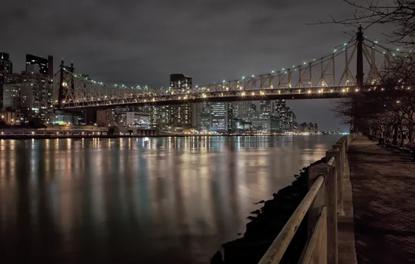 Картинка ночь, city, город, lights, огни, парк, здания, Нью-Йорк, Мост, скамейки, bridge, night, park, New York …