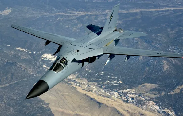 Картинка бомбардировщик, тактический, двухместный, дальнего радиуса действия, самолёт тактической поддержки, крыло изменяемой стреловидности, General Dynamics F-111