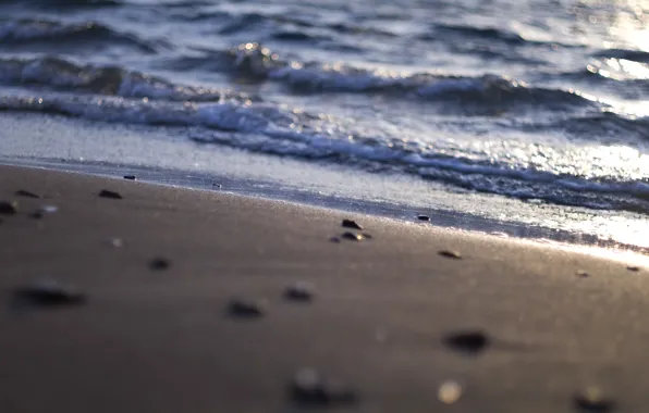 Картинка песок, море, волны, пляж, вода, макро, свет, природа, камни, берег, блеск, ракушки, камешки