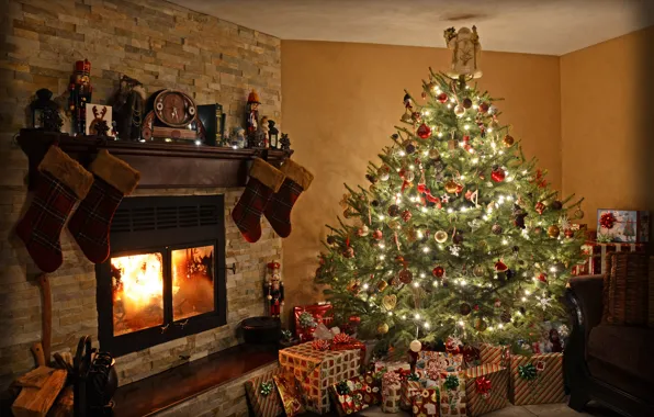 Картинка свет, украшения, комната, игрушки, елка, Рождество, подарки, Новый год, камин, Праздник, Christmas, фонарики, New Year