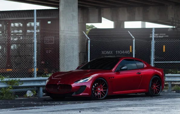 Картинка красный, Maserati, ограждение, red, wheels, вид сбоку, мазерати, колючая проволока, грантуризмо, GranTurismo MC Stradale