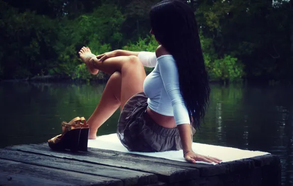 Картинка девушка, озеро, ножки, сидит, гладить