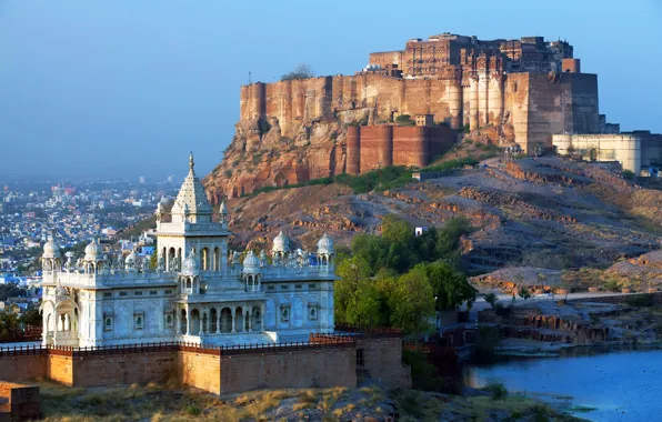 Картинка город, река, замок, гора, Индия, крепость, Rajasthan, Mehrangarh fort, blue city, Jodhpur