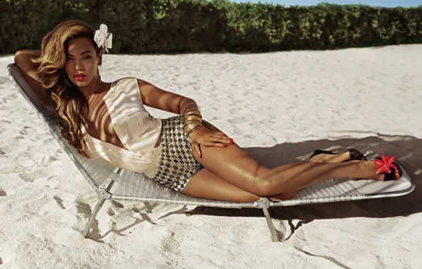 Картинка пляж, лето, девушка, отдых, шорты, лежит, Beyonce Knowles, Бейонсе