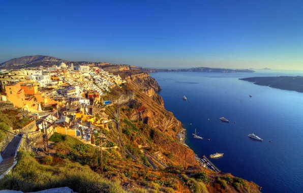 Картинка море, небо, скалы, голубое, побережье, дома, лодки, Греция, горизонт, панорама, залив, катера, Santorini, чистое