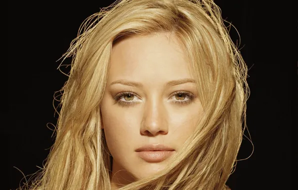 Картинка взгляд, девушка, лицо, актриса, блондинка, губы, черный фон, Hilary Duff, карие глаза