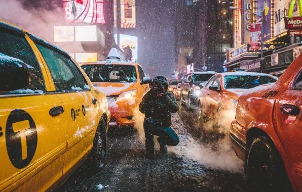 Картинка зима, улица, Нью-Йорк, неон, камера, такси, мужчина, Манхэттен, автомобили, Соединенные Штаты Америки, Таймс-Сквер