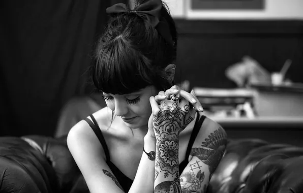 Картинка girl, woman, model, tattoo, brunette, black and white, tattoos, female, b/w, Hannah Snowdon