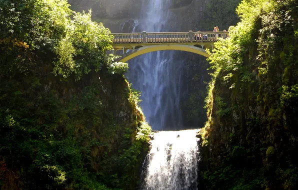 Картинка солнце, мост, скала, обрыв, водопад, США, кусты, Multnomah waterfalls