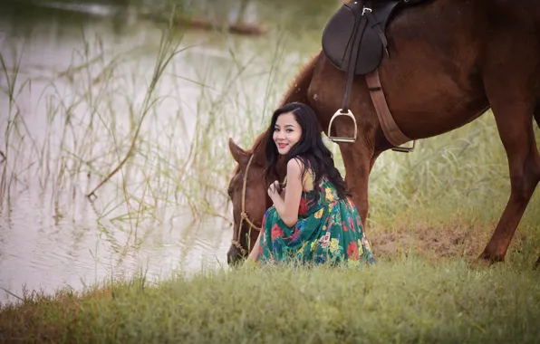 Картинка лето, трава, улыбка, озеро, конь, жажда, лошадь, платье, азиатка