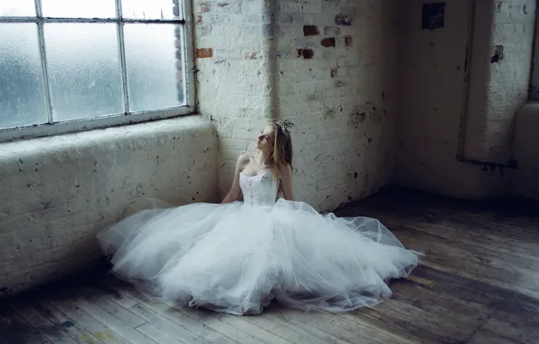 Картинка девушка, платье, окно, невеста, на полу, свадебное платье