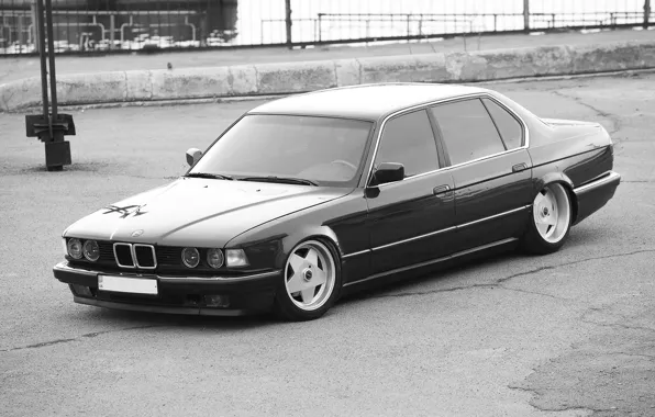 Картинка черно-белый, BMW, темно-красная, E32