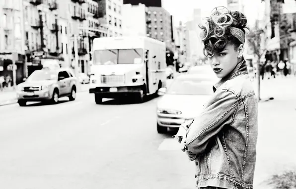 Картинка взгляд, улица, черно-белое, певица, Rihanna, причёска, кудри, на тротуаре, у дороге