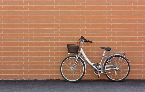 Картинка велосипед, стена, настроение, отдых, серебристый, стоянка, спереди, bike, кирпичная, wallpaper., городской, карзина, beautiful background, красивый …