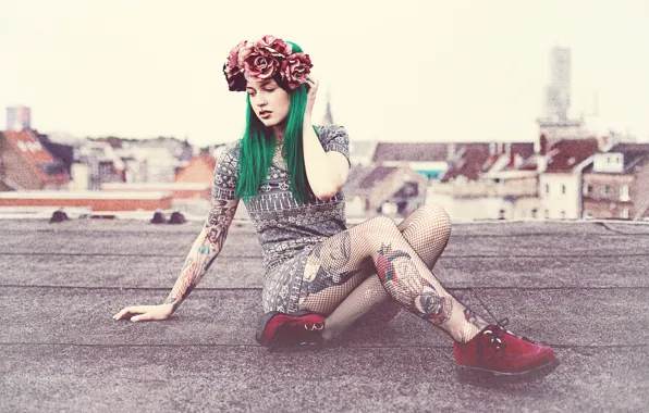 Картинка крыши, зеленые волосы, legs, tattoos, roofs, red shoes, green hair, красные туфли, корона из цветов, …