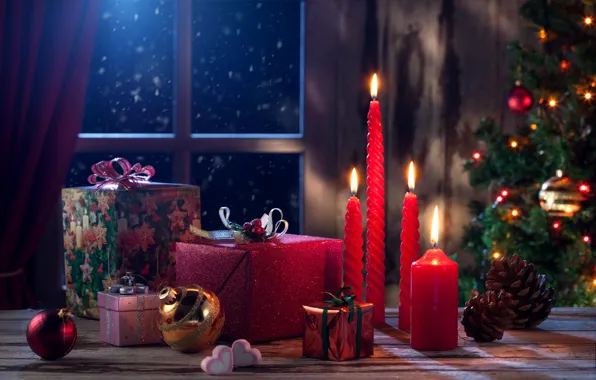 Картинка шарики, украшения, игрушки, елка, свечи, окно, Рождество, подарки, Новый год, ёлка, шишки
