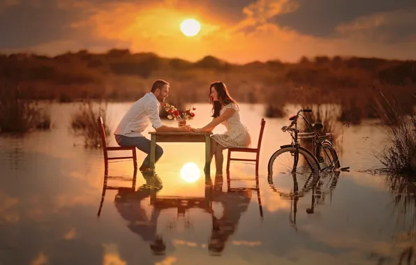 Картинка девушка, закат, цветы, велосипед, река, стол, романтика, парень, river, woman, sunset, man, lovers, feeling
