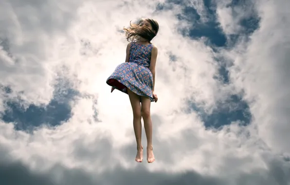 Картинка небо, облака, прыжок, девочка