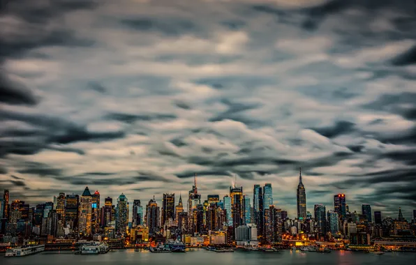 Картинка небо, тучи, город, огни, здания, освещение, Манхэттен, Нью Йорк, небоскрёбы, skyline, Manhattan, New York City