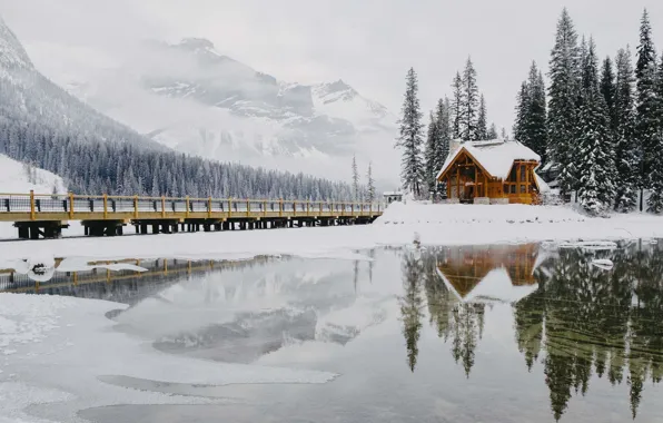 Картинка зима, лес, снег, горы, домик, мостик