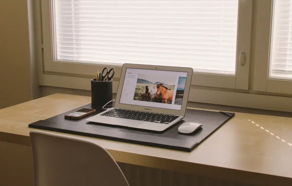 Картинка стол, место, мышка, окно, рабочее, macbook, макбук