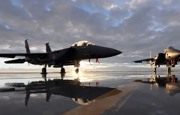 Картинка отражение, аэродром, ВВС США, Douglas, McDonnell, F-15E, Strike Eagle, американский двухместный истребитель-бомбардировщик