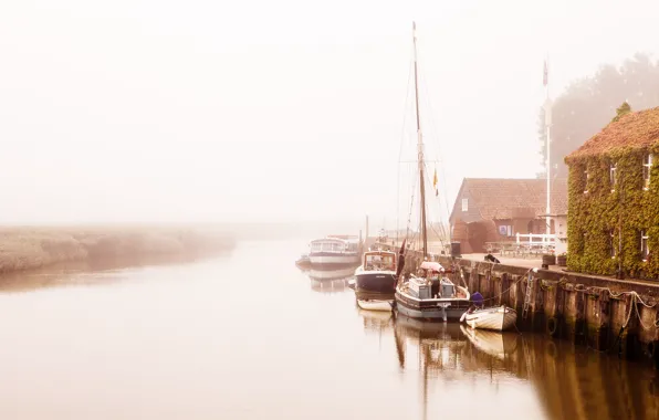 Картинка туман, река, дома, лодки, утро, причал